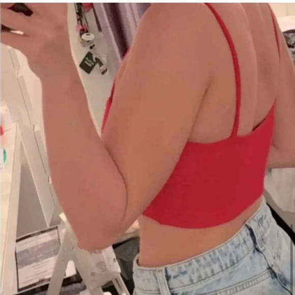 RED PRETTYLITTLETHING SLINKY STRAIGHT NECK SPAGHETTI STRAP CROP
SIZE 2 - Picture 7 of 11